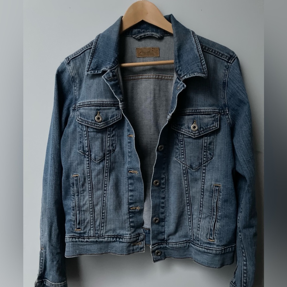 Levi’s Denim Jean Jacket Classic Style and fit  with a lot of stretch M/ L